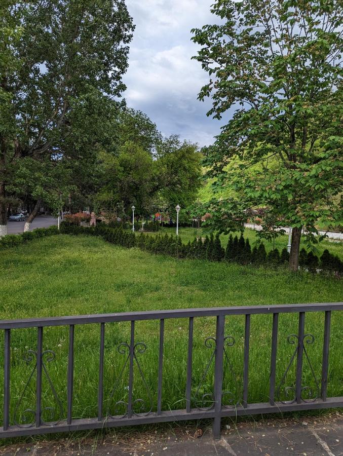 Gari'S Apartment Next To Borjomi Central Park Exterior photo