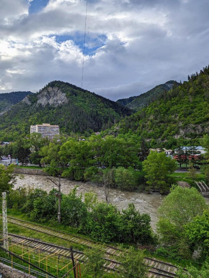 Gari'S Apartment Next To Borjomi Central Park Exterior photo